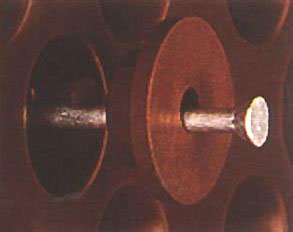 Zdjęcie 4b. Folię mocuje się do podłoża stalowymi gwoździami lub wkrętami. Specjalna uszczelka (główka montażowa) zabezpiecza miejsce mocowania i zapobiega rozerwaniu folii przy mocowaniu.
