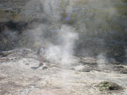 Opary o zapachu siarkowodoru wydobywające się z otworów w dnie krateru