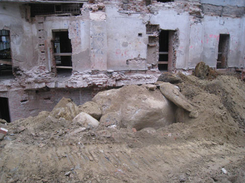 W trakcie prac ziemnych odkopano liczne głazy narzutowe