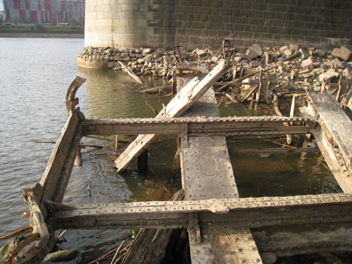Fragmenty przęseł zniszczonego mostu