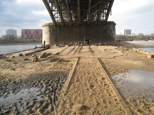 Kompletne przęsło starego mostu wraz z torami tramwajowymi
