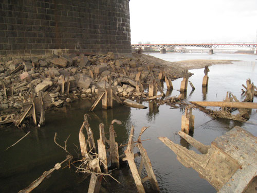 Przy normalnym stanie Wisły pozostałości starego mostu są niewiedoczne