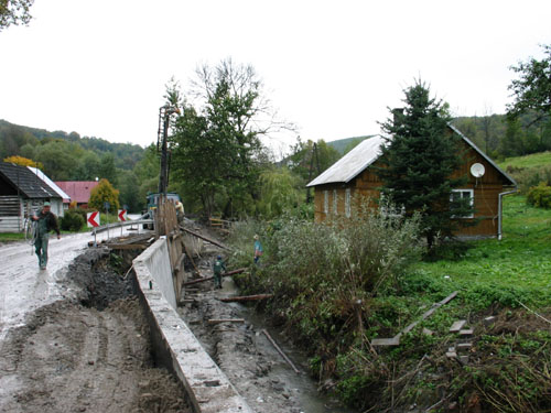 Wieś Bielanka nad potokiem Bielanka