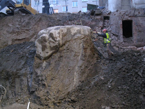 Głaz odkryty przy ul. Próżnej ważył ponad 20 ton