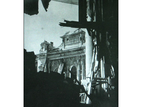 Gmach Główny w 1945 r. Widok z kamienicy przy ul. Noakowskiego